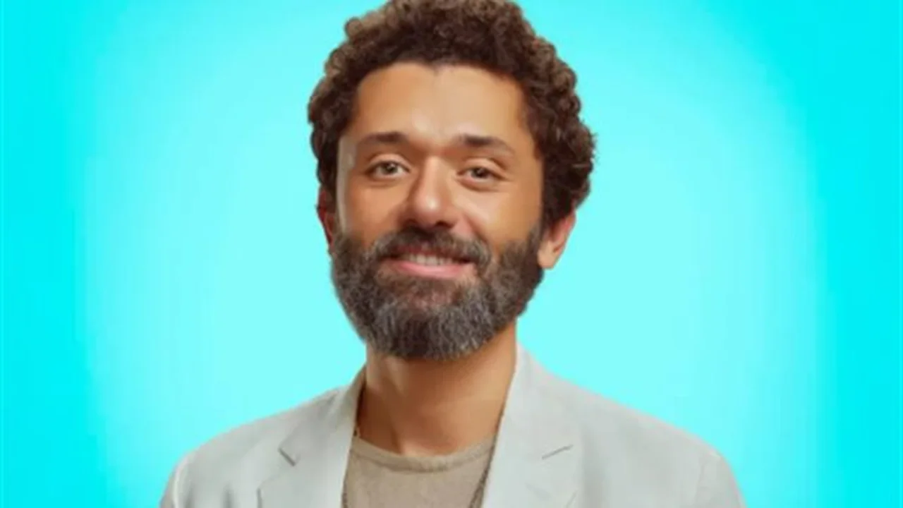 مقطع مؤثر.. كريم محمود عبد العزيز يسترجع ذكريات عِشرة العمر مع والده